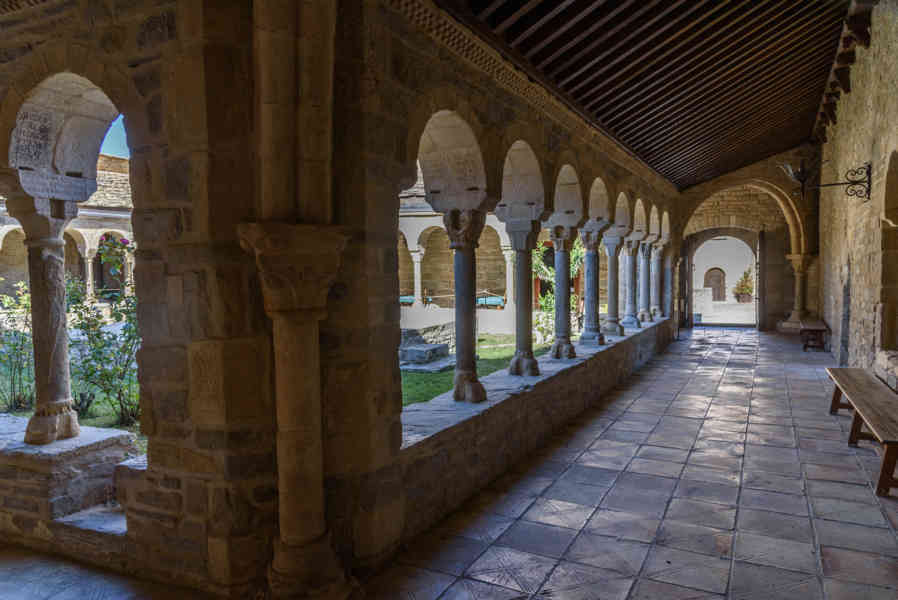 Huesca - Roda de Isábena 21 - catedral de San Vicente de Roda de Isábena - claustro.jpg